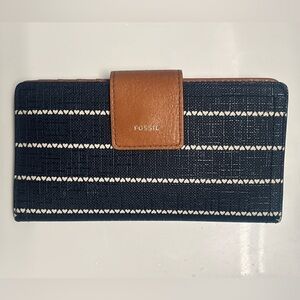 Fossil Women’s Leather Bifold Wallet Clutch